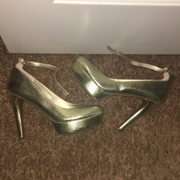 Guess gold platform heels - Picture 3 of 4